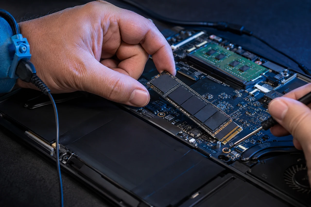 Instalação ilustrativa de um SSD NVMe em um notebook